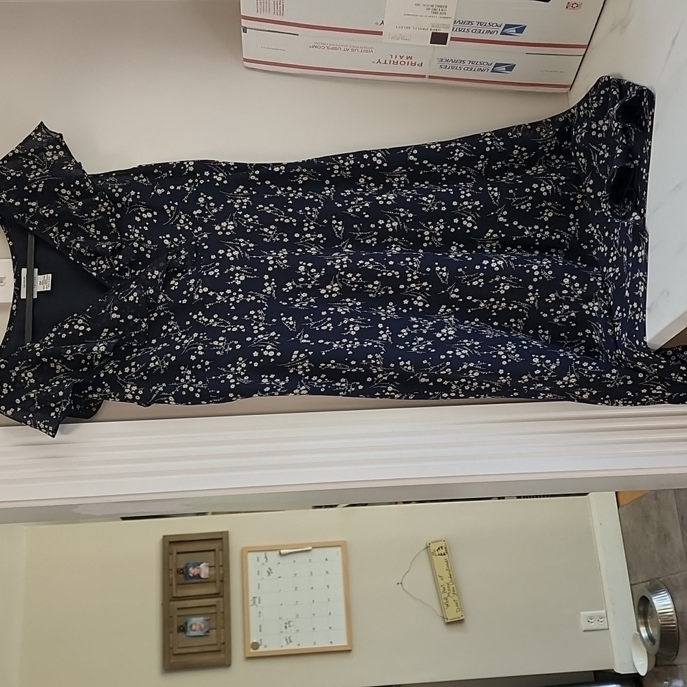 Ann talor loft petite dress size 10. Navy with cream flowers.